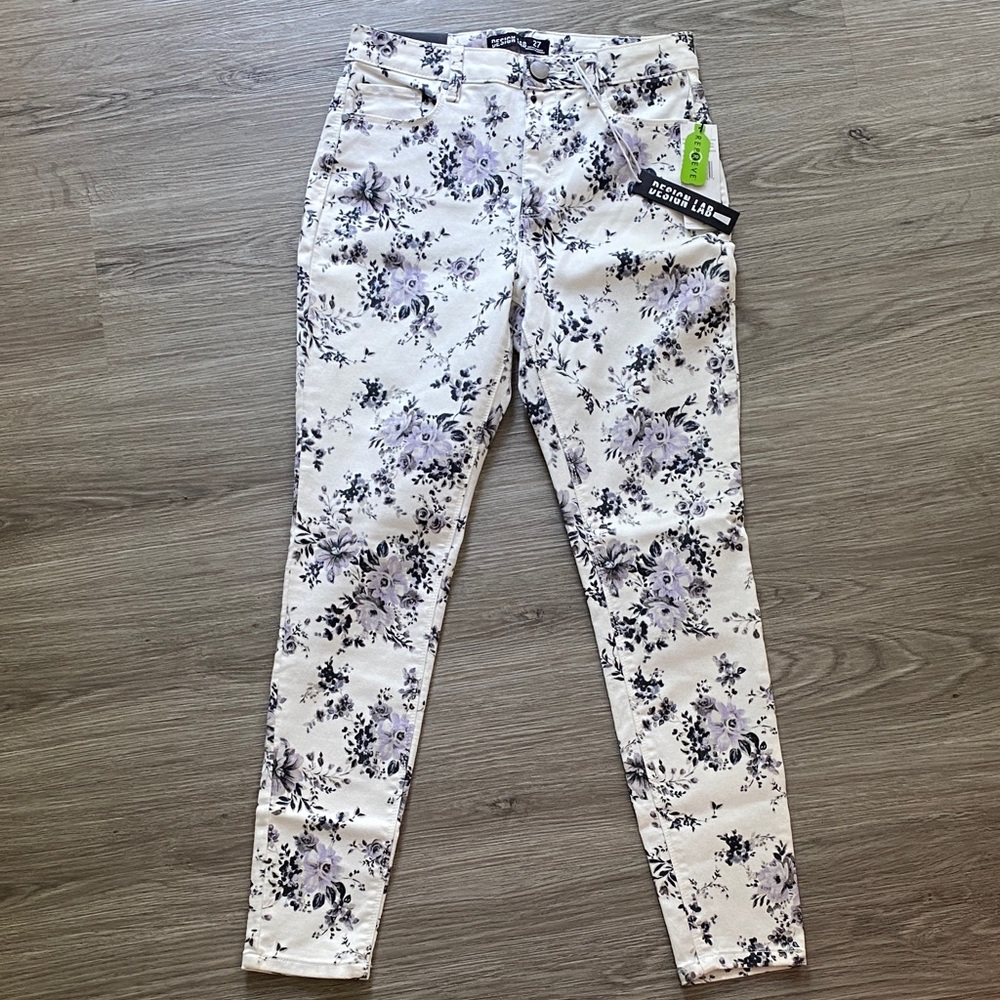 077. BNWT Floral Print Women's Jeans